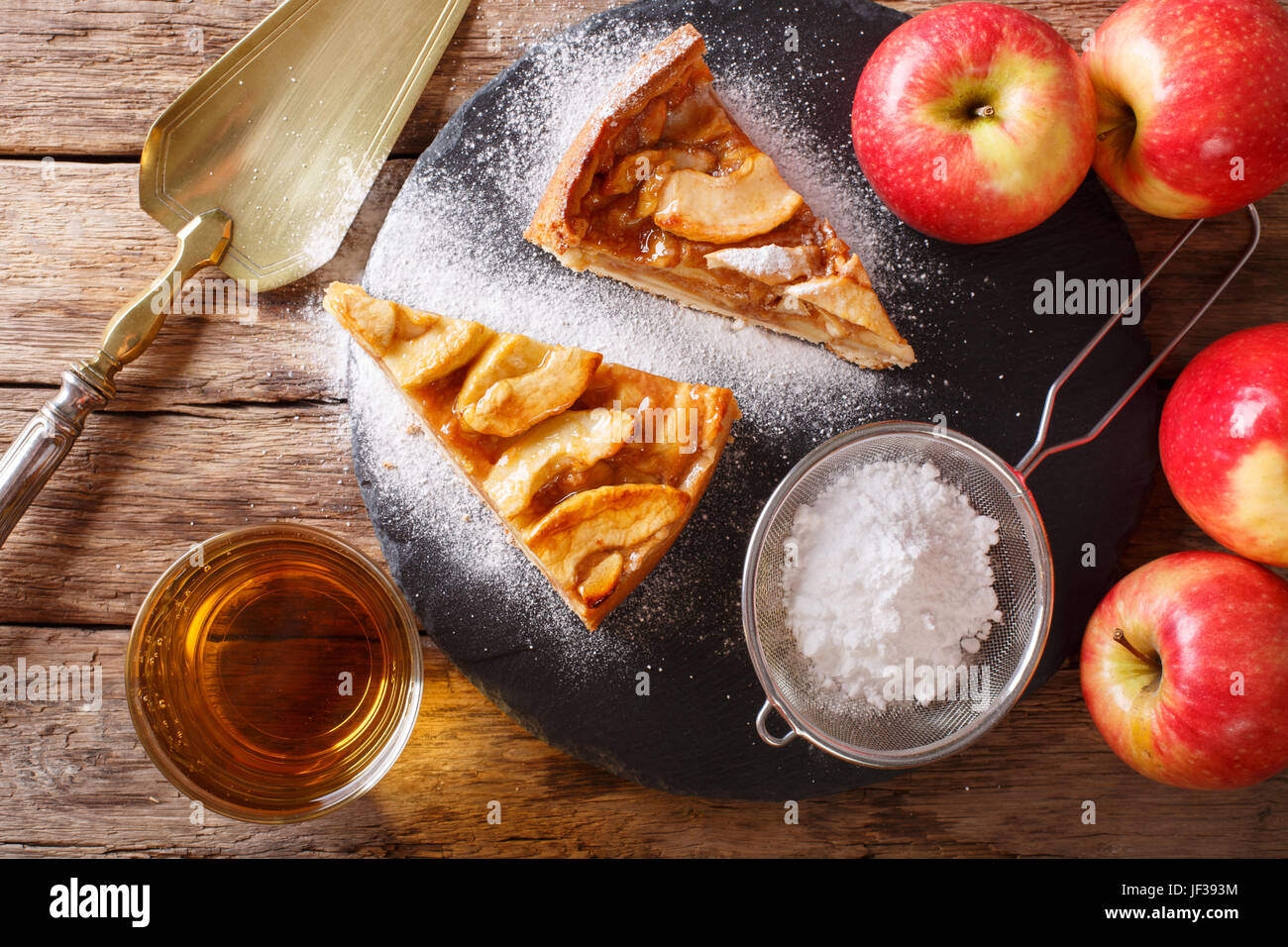 Morceau de tarte aux pommes faite maison avec du sucre en poudre sur une table horizontale vue du dessus. Banque D'Images