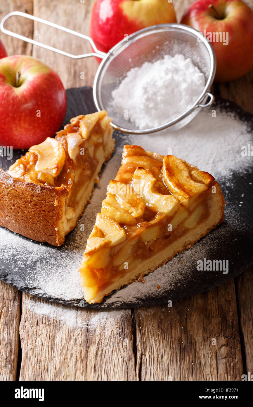 Tarte aux pommes chaude en tranches sur une table et jus de pommes. vertical Banque D'Images