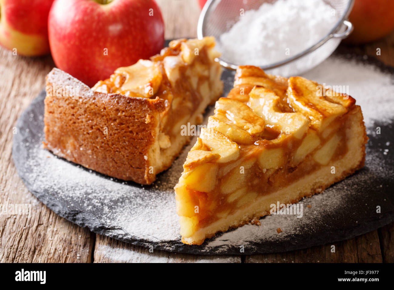 Tarte aux pommes chaude en tranches sur une table. L'horizontale Banque D'Images