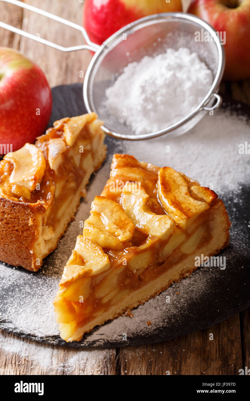 Tranches de tarte aux pommes chaude maison close-up sur une table verticale. Banque D'Images