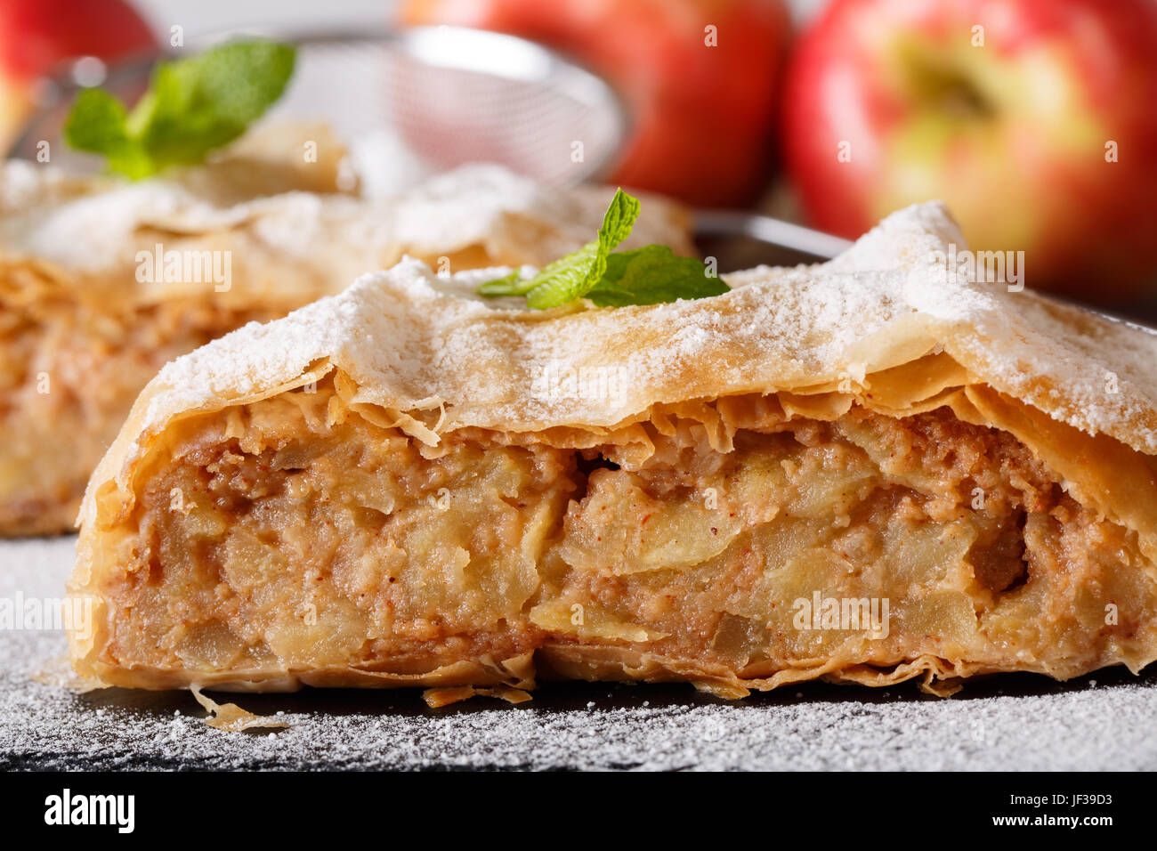 Dessert autrichien : strudel aux pommes maison close-up sur une liste horizontale. Banque D'Images