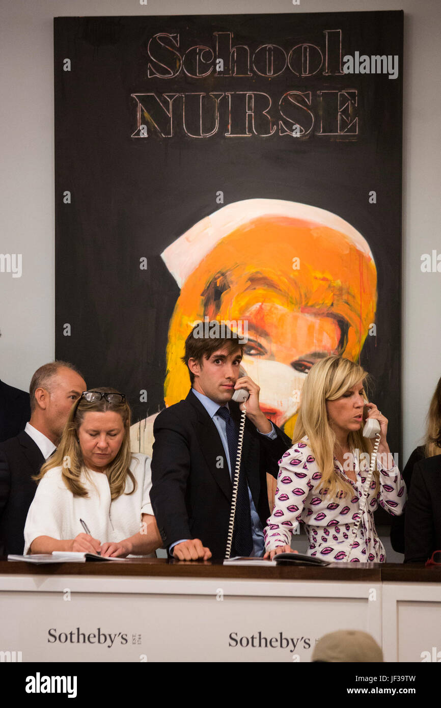 Londres, Royaume-Uni. 28 juin 2017. Sotheby's personnel téléphone les offres des cliients en face de Richard Prince, infirmière de l'école, 2005, qui a vendu pour 4 096 250 GBP. Soirée d'art contemporain de Sotheby's Vente aux enchères a lieu à leurs nouveaux locaux de Bond Street. Banque D'Images