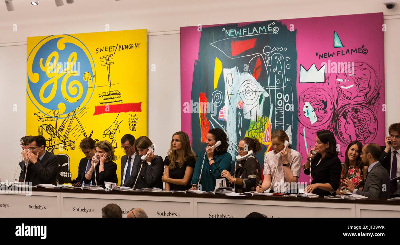 Londres, Royaume-Uni. 28 juin 2017. Sotheby's personnel téléphone les offres des cliients en face d'Andy Warhol et Jean-Michel Basquiat collaborations du Sweet piquant, 1984-85, qui a vendu pour 4 433 750 GBP et nouvelle flamme, 1985, qui a vendu pour 2 408 750 GBP. Soirée d'art contemporain de Sotheby's Vente aux enchères a lieu à leurs nouveaux locaux de Bond Street. Banque D'Images