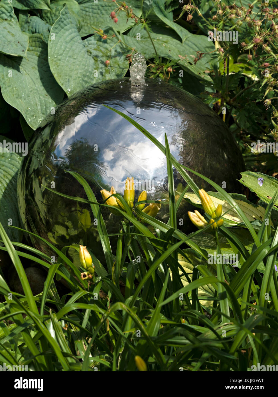 Petite fontaine de jardin metal globe sphérique caractéristique de l'eau Banque D'Images