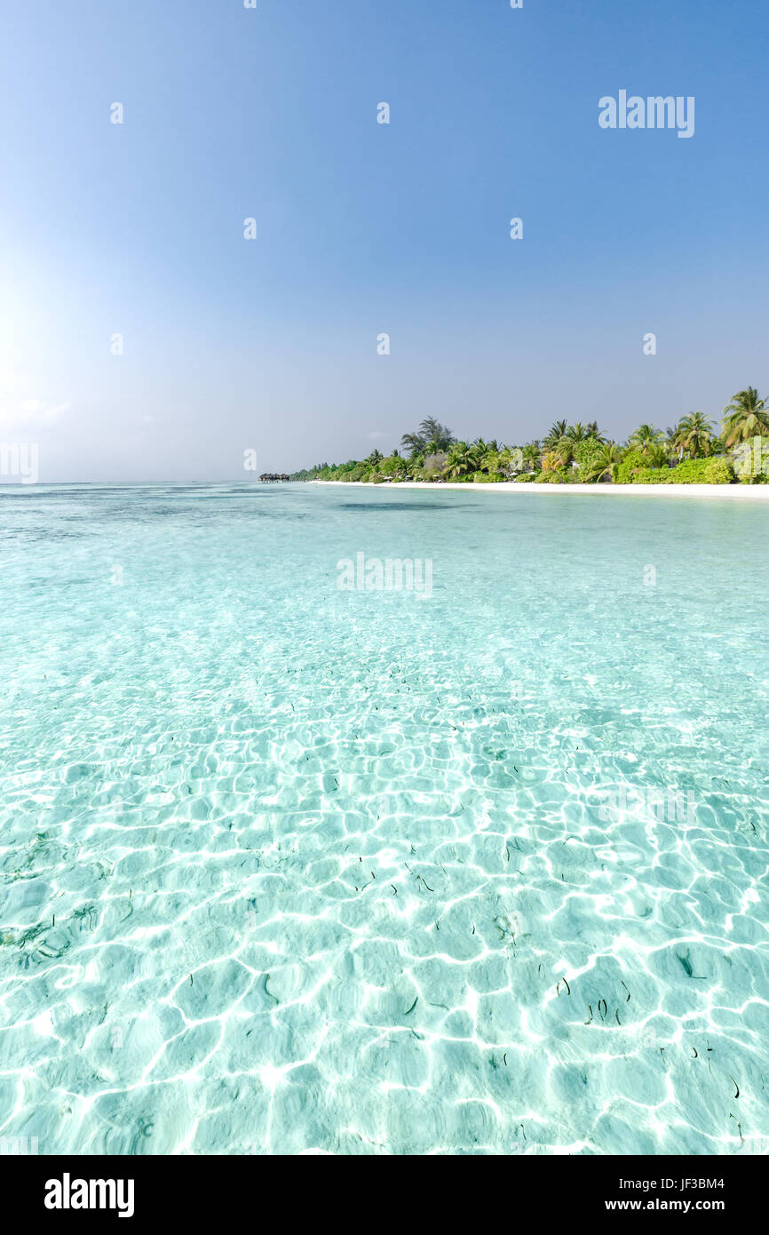Maison de vacances d'été et concept. Scène de plage et paisible paysage tropical Banque D'Images