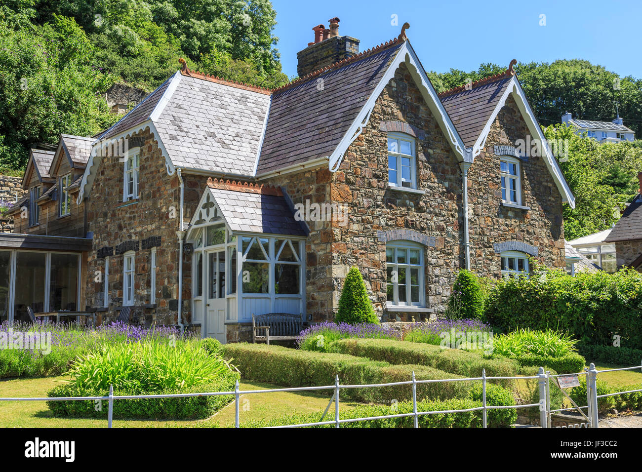 Grand maison en pierre avec des jardins bien entretenus, Fishguard, Pembrokeshire, Pays de Galles, Royaume-Uni Banque D'Images