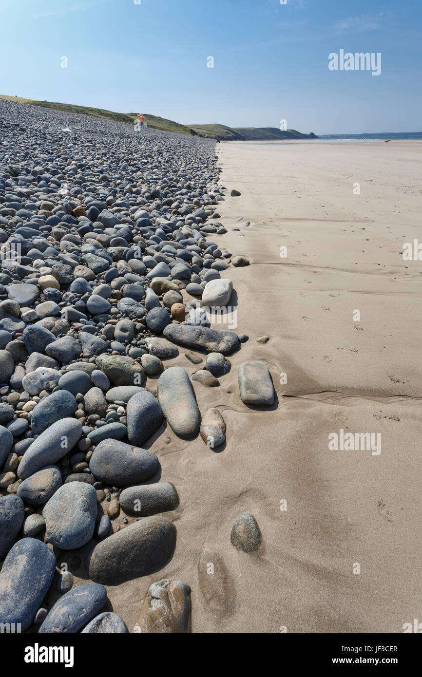 Banque de galets derrière de sable à la plage de Newgale, Pembrokeshire, Pays de Galles de l'Ouest. Banque D'Images