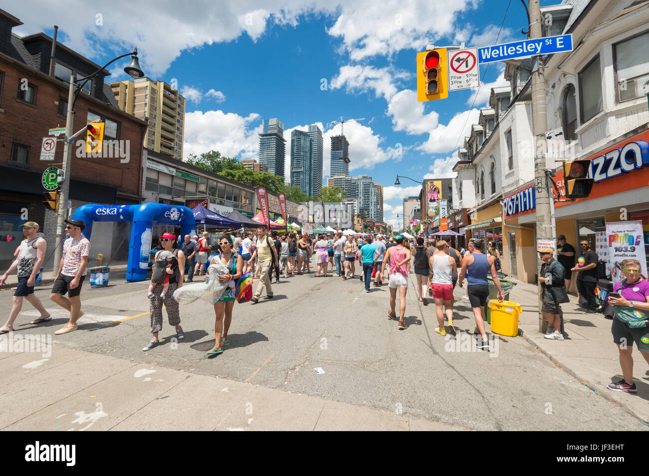 Toronto, CA - 25 juin 2017 : Les gens de marcher sur la rue de l'Église dans le Village gai. Banque D'Images