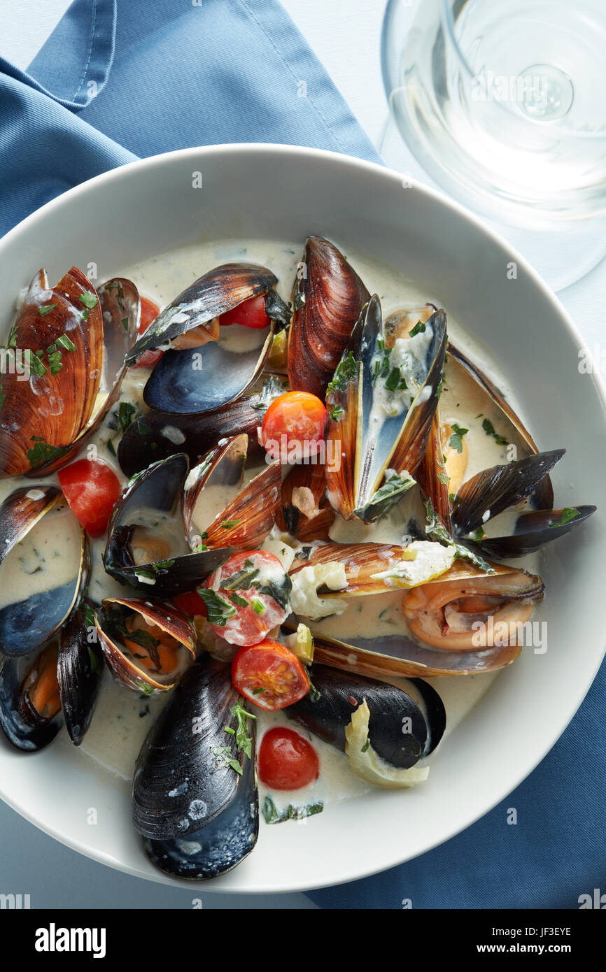 Les moules cuites à la vapeur dans une sauce au vin blanc Banque D'Images