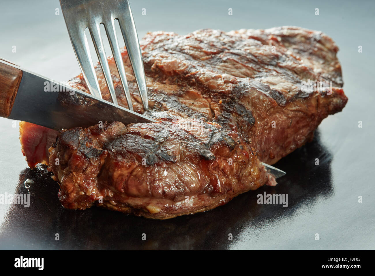 Macro de la viande grillée sur dark Banque D'Images