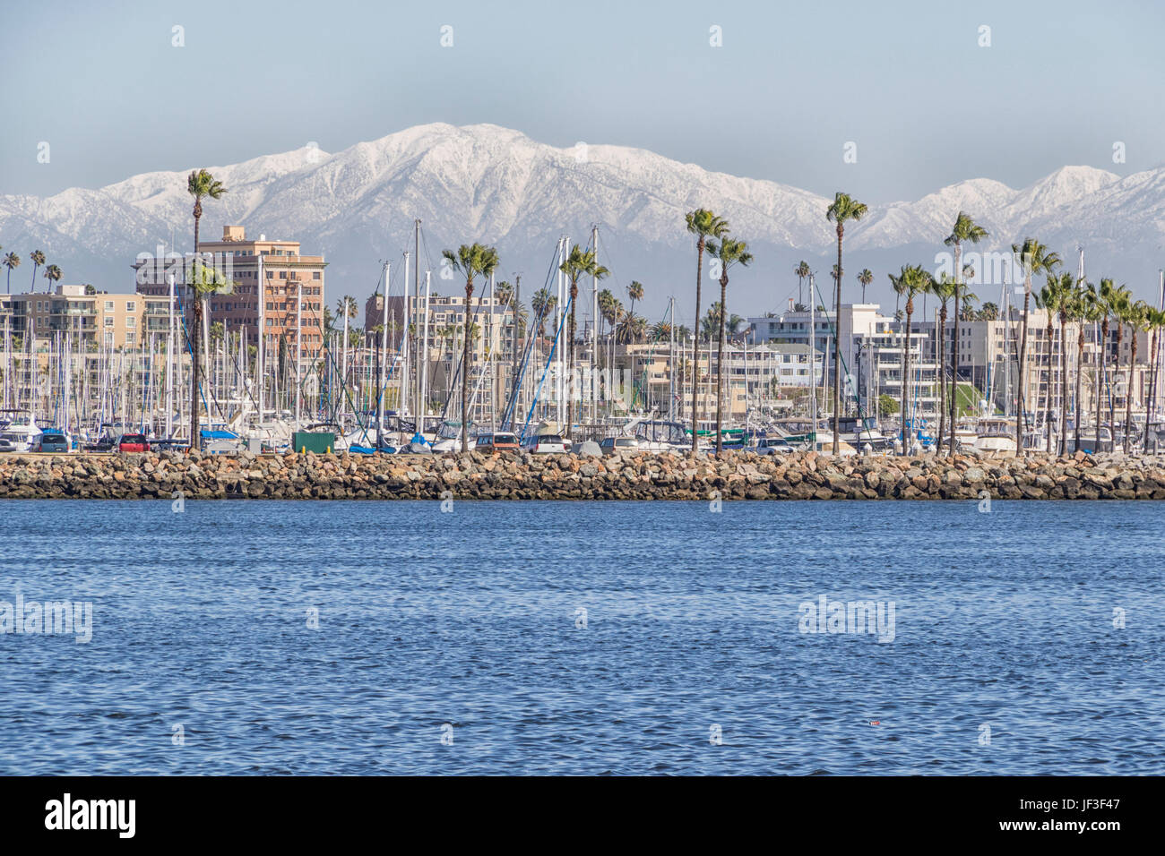 Long Beach, Californie, le port et la ligne d'horizon, avec des montagnes San Gabriel en arrière-plan. Le Port de Long Beach. Banque D'Images
