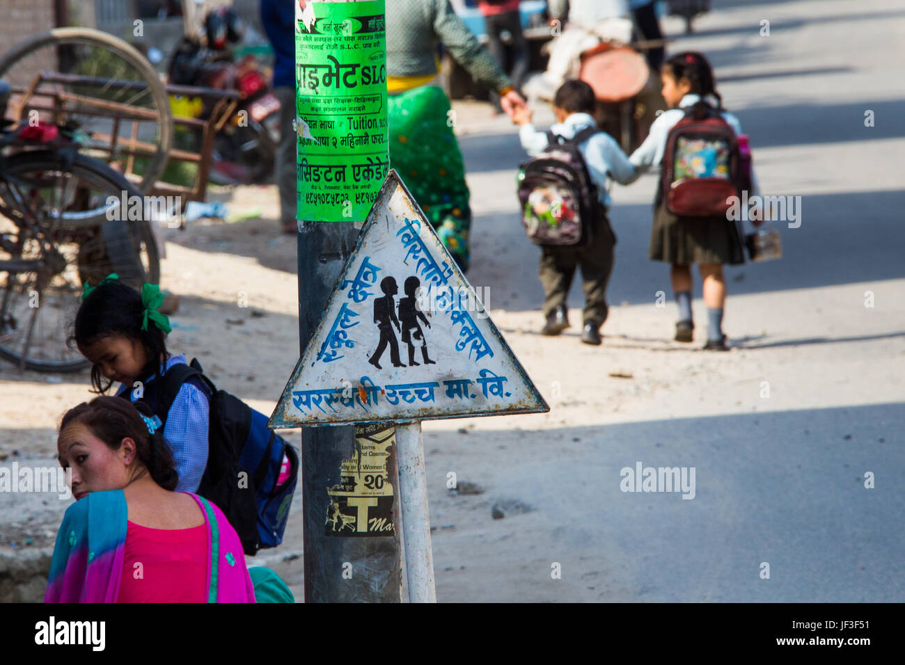 Panneau de passage à niveau scolaire à Katmandou, Népal Banque D'Images