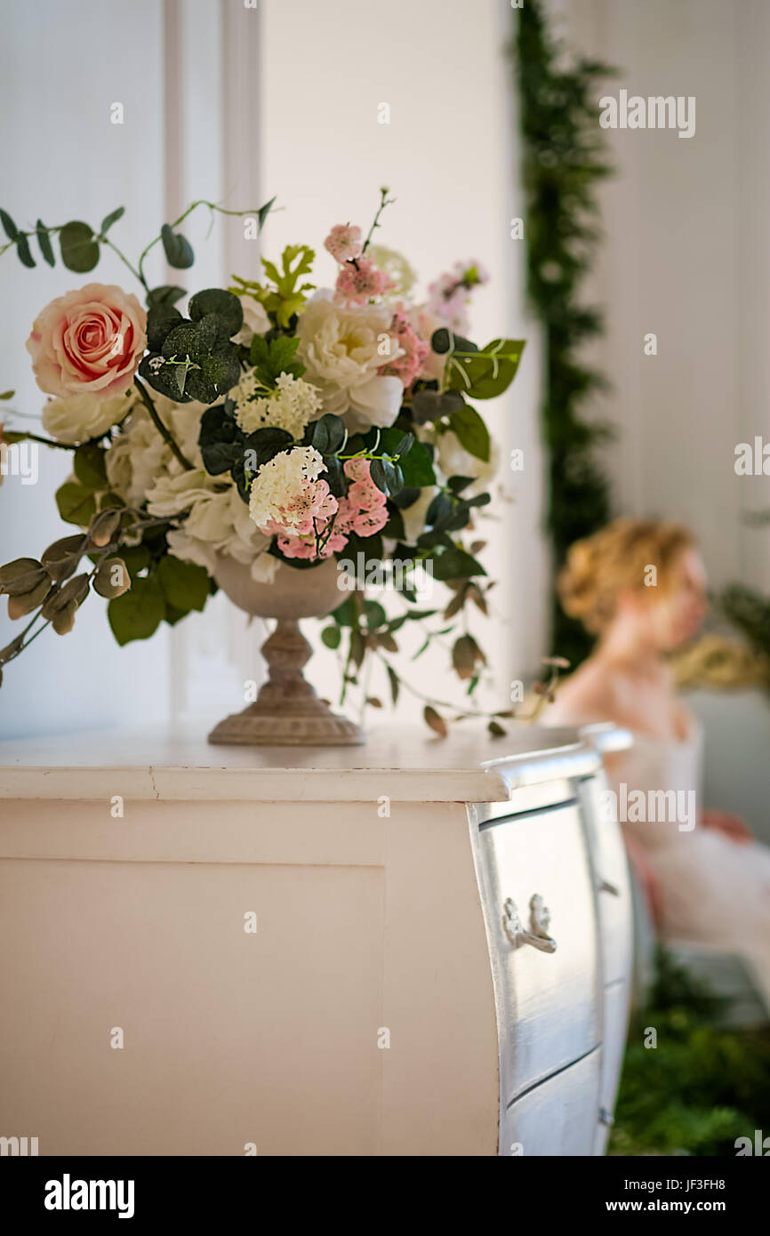 Commode vintage avec les fleurs dans le luxe de l'intérieur blanc brillant Banque D'Images