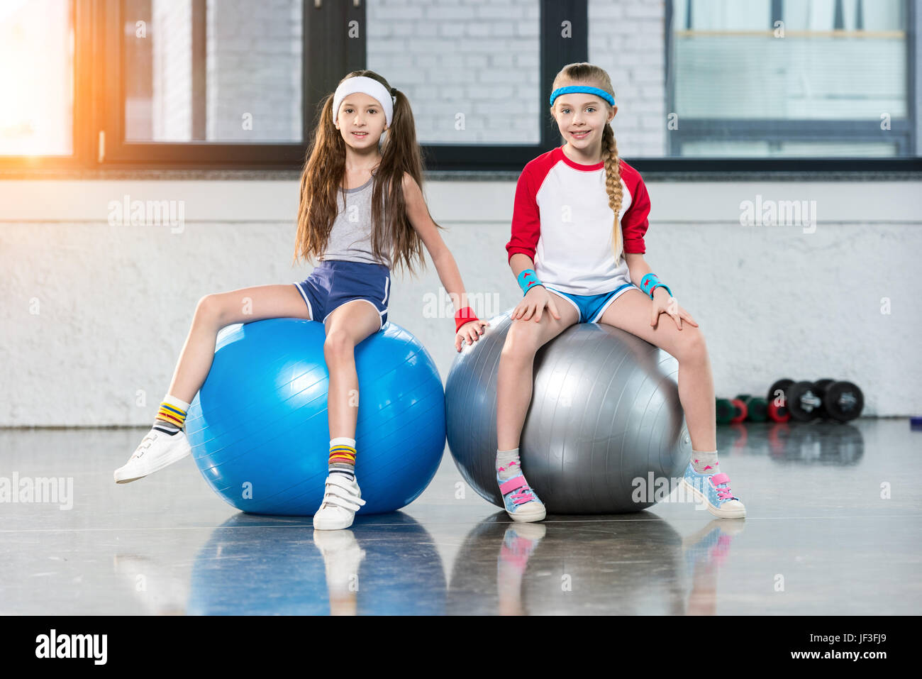 Deux petites filles en séance de sport au centre de remise en forme, les enfants sport concept Banque D'Images