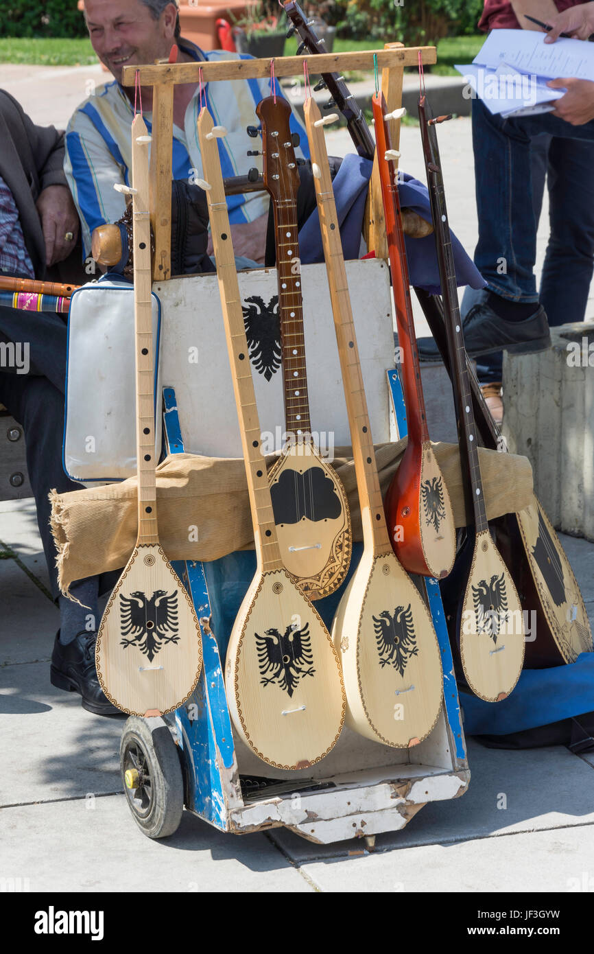 §Ifteli Ã albanais string instruments pour la vente sur stand, Sheshi Zahir Square, Pristina (Pristina), République du Kosovo Banque D'Images