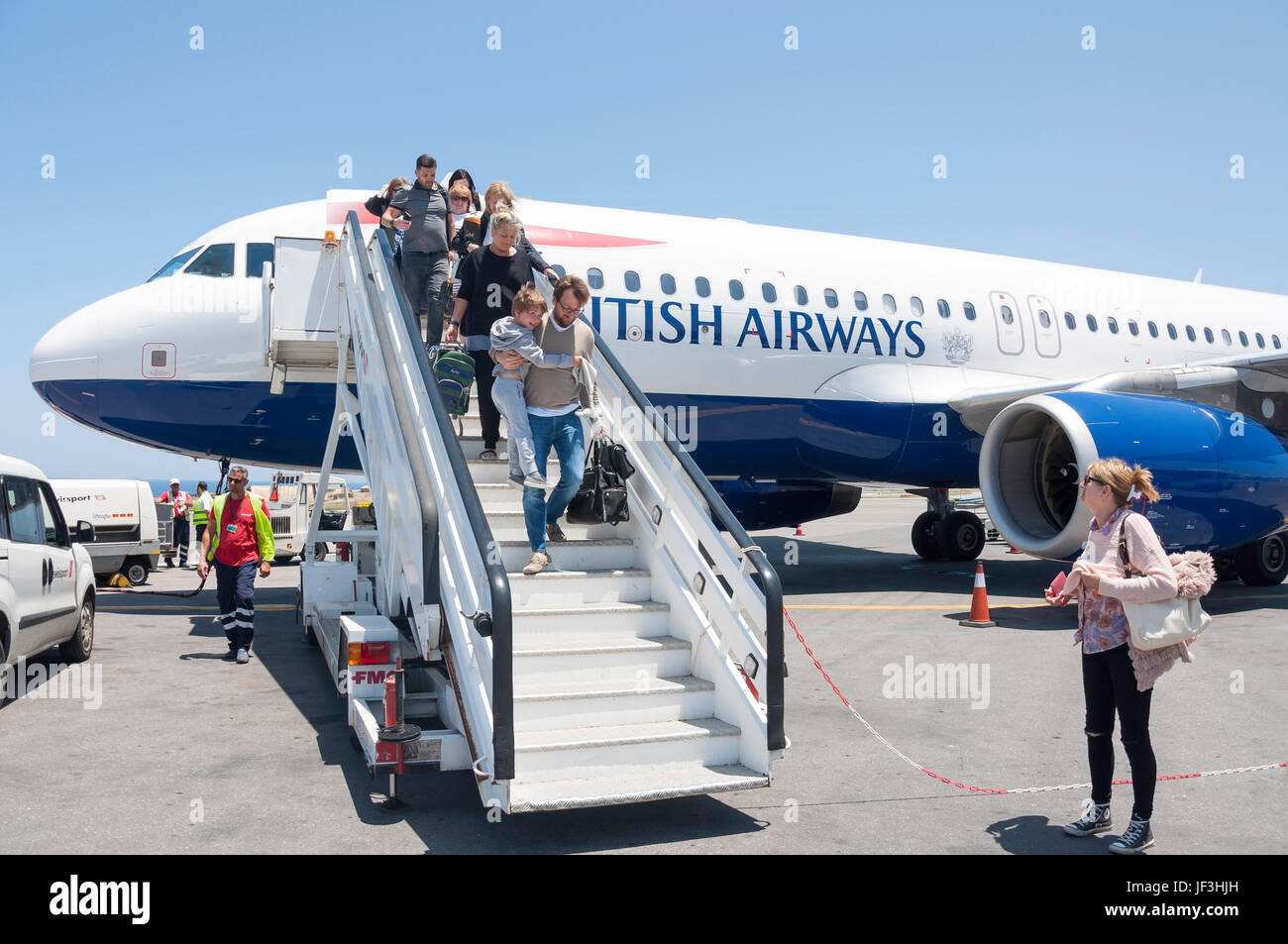 Passagers débarqués British Airways A320, l'Aéroport International d'Héraklion, Héraklion (Irakleio), Région Irakleio, Crète, Grèce (Crète) Banque D'Images