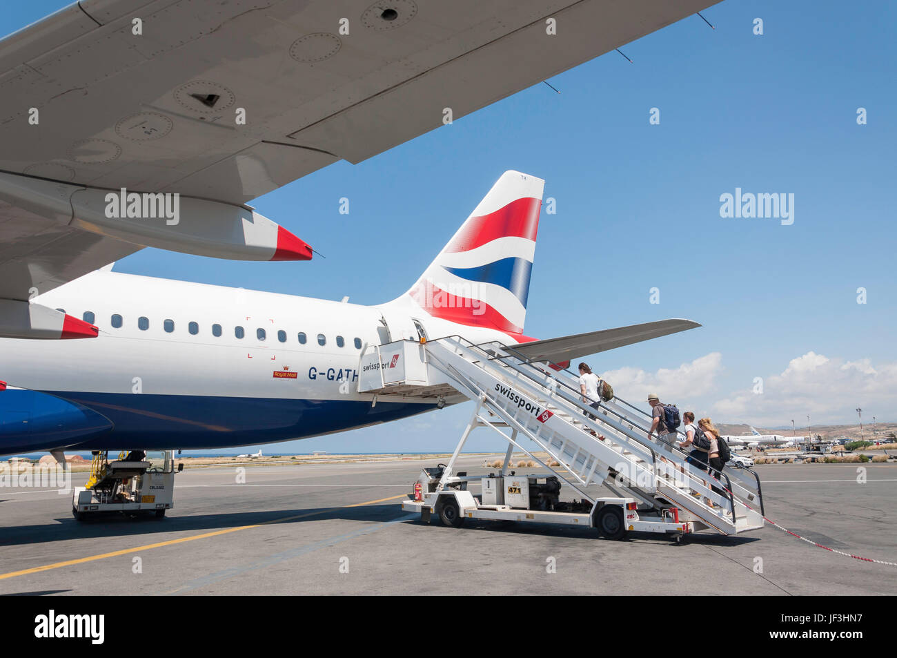 Les passagers d'British Airways Airbus A320, l'Aéroport International d'Héraklion, Héraklion (Irakleio), Région Irakleio, la crète (Kriti) Grecque, Banque D'Images