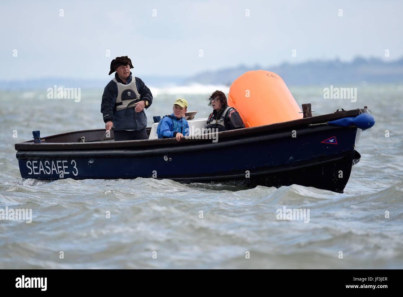Southend Raft Race revient en 2017. Bateau de sécurité Seasafe 3 avec un marqueur de rechange gonflable. Femme balayée par le vent Banque D'Images