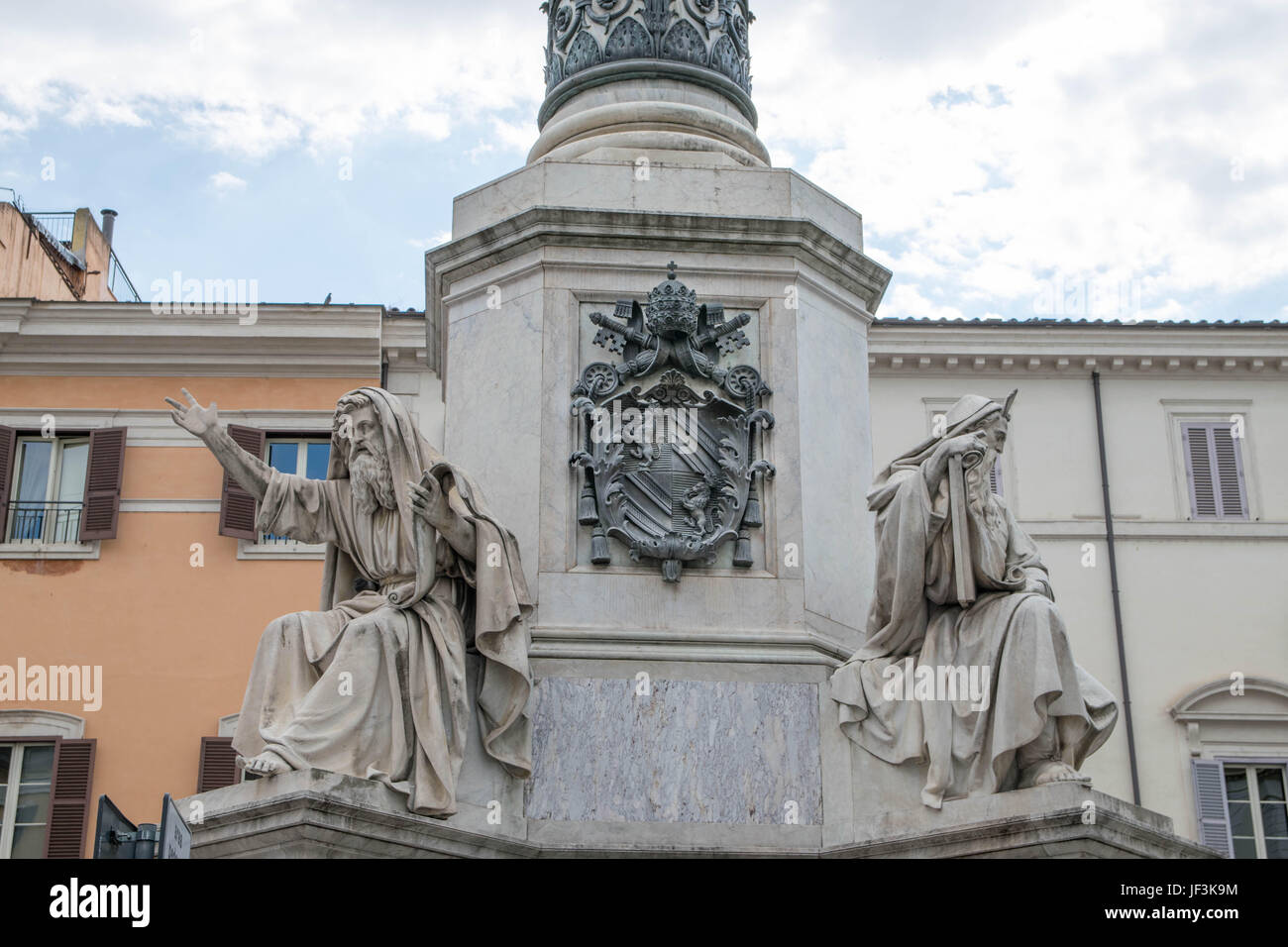 Statues bibliques à la base de la Colonna dell'Imacolata Banque D'Images