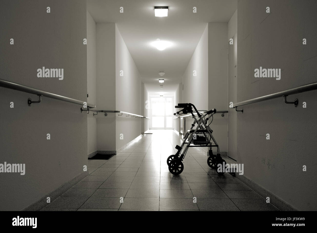 Couloir avec walker dans une maison de soins infirmiers Banque D'Images