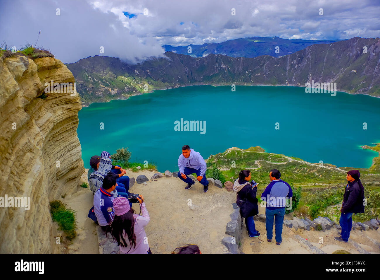 QUITO, ÉQUATEUR, 25 Novembre - 2016 : des personnes non identifiées, prendre des photos et profiter de la vue sur le lac avec une belle couleur magenta du Quilotoa c Banque D'Images
