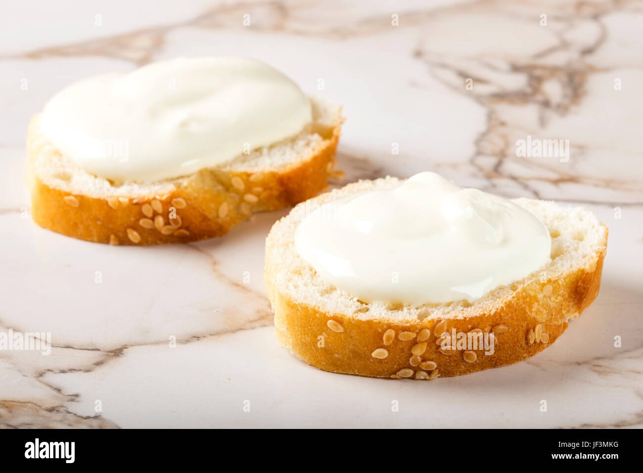 Bagel au fromage à la crème de sésame sur table Banque D'Images