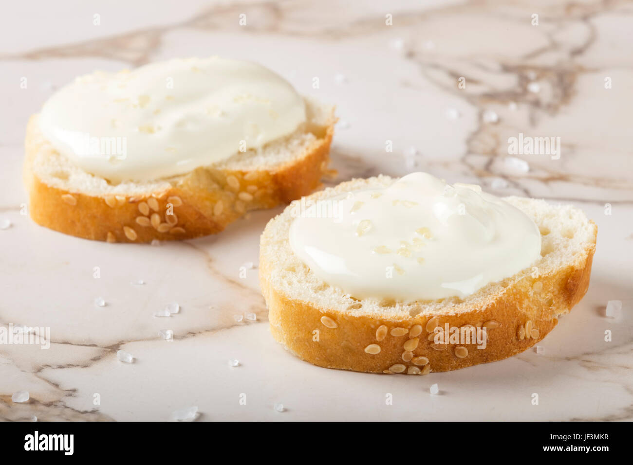 Bagel au fromage à la crème de sésame et le sel sur la table Banque D'Images