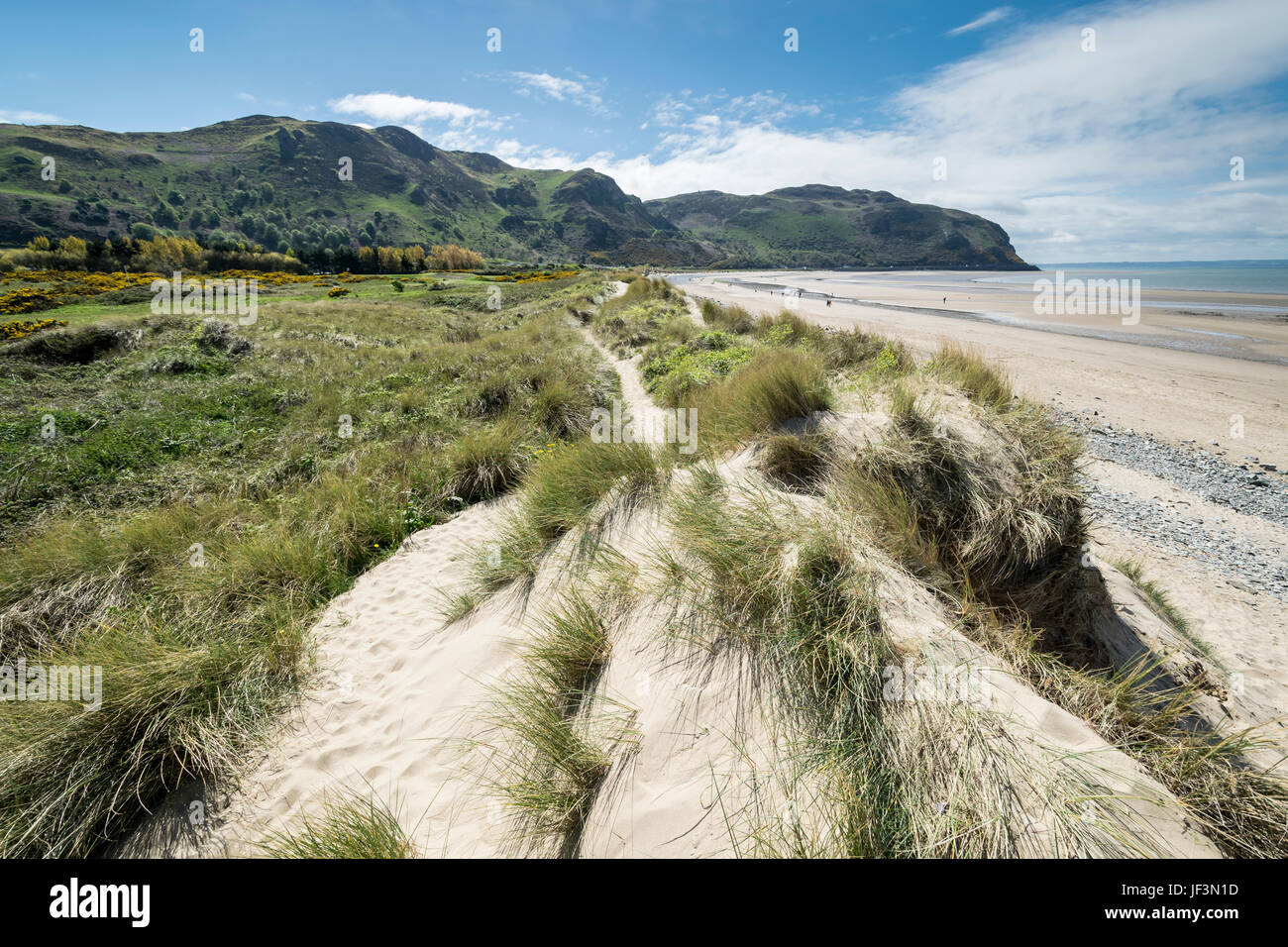 Morfa Conwy plage avec Penmaen point Bach dans la distance Banque D'Images