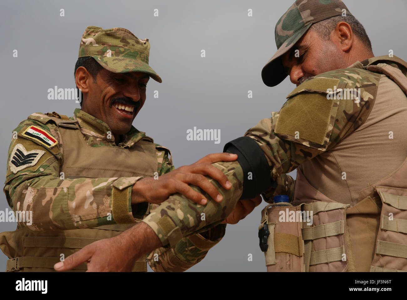 Des soldats irakiens avec 2e Bataillon, Brigade de commando, Anbar Operations Command, appliquer un garrot au cours d'un combat avec la Force cours lifesaver, Al-Taqaddum Combined Joint Task Force - Fonctionnement résoudre inhérent, en Iraq, le 17 avril 2017. Cette formation fait partie de l'ensemble de la CJTF-OIR renforcer les capacités des partenaires mission par la formation et de l'amélioration de la capacité des forces des combats en partenariat avec ISIS. Les GFIM-OIR est la Coalition mondiale pour vaincre ISIS en Iraq et en Syrie. (U.S. Marine Corps photo par le Cpl. Shellie Hall) Banque D'Images