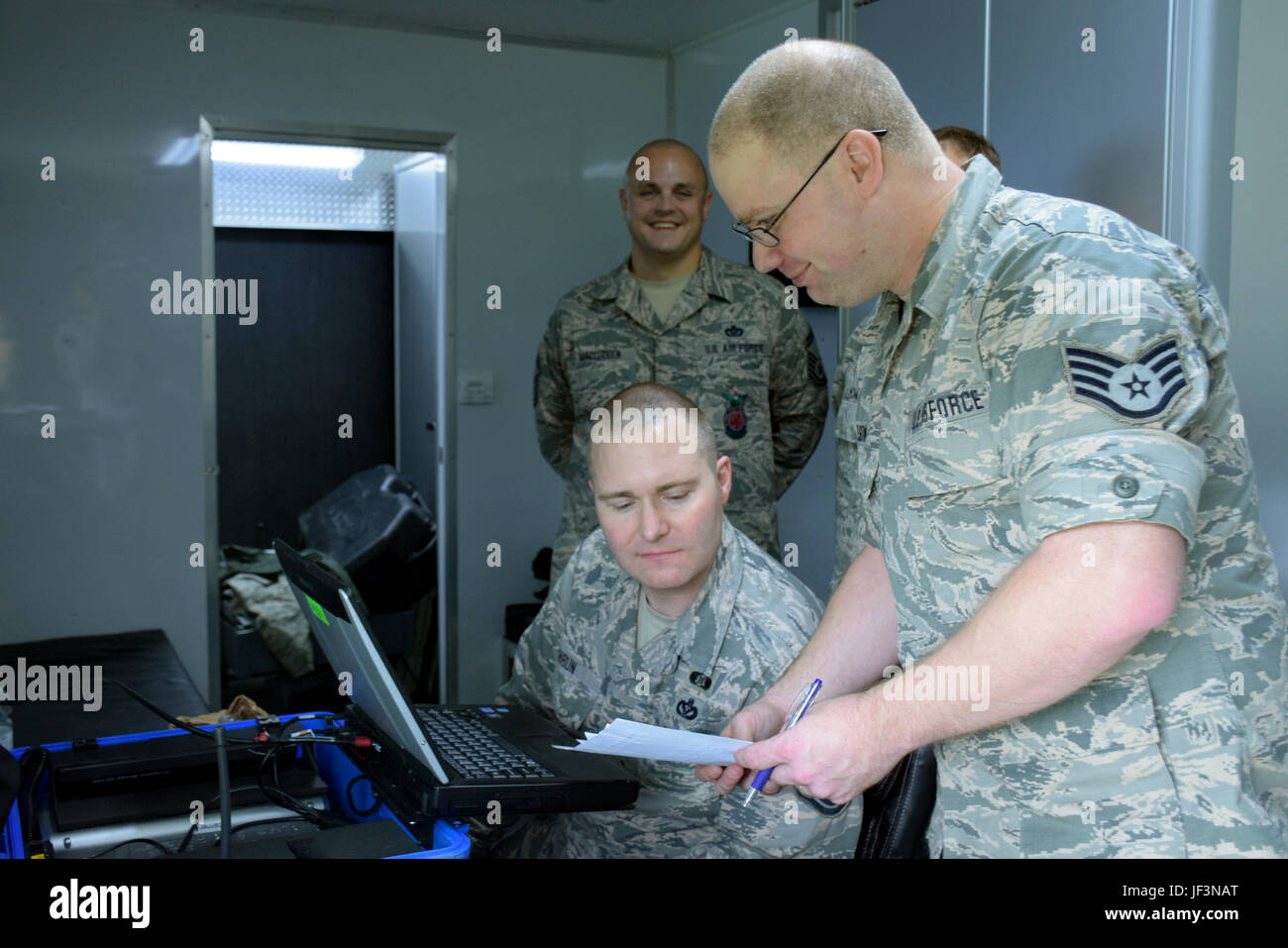 Aviateurs, avec la revue de la Garde nationale du Wisconsin un message reçu du Wisconsin Amateur Radio Emergency Service/Amateur Radio Emergency Service civil au cours de l'exercice de l'état des communications mobiles interopérables à Sauk County, Wisconsin (Etats-Unis), du 25 au 27 avril 2017. SIMCOM est un exercice annuel dans le Wisconsin conçu pour sensibiliser, coordonner et de tester les capacités de la plate-forme de communications d'urgence mobile à partir de l'état, fédéral, tribal et organismes locaux d'intervention d'urgence. La Garde nationale du Wisconsin photo par le Sgt. Katie Eggers Banque D'Images