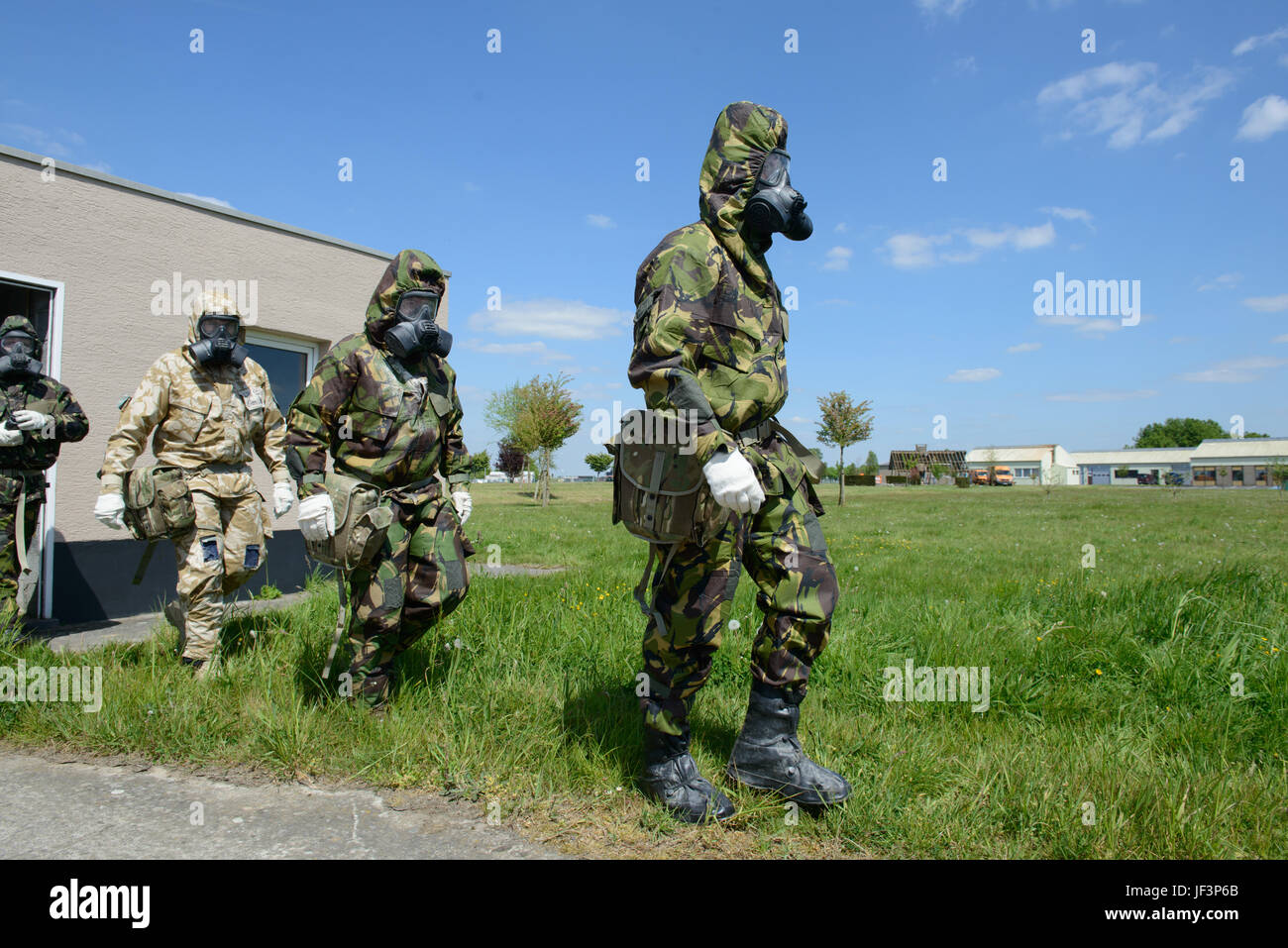 Les membres de l'organisation des Forces armées britanniques affectés à des unités locales, quittez le centre de soutien de l'entraînement de l'armée américaine Benelux de défense chimique, biologique, radiologique et nucléaire située sur la base aérienne de Chièvres, Belgique, le 09 mai 2017. (U.S. Photo de l'armée par Visual Spécialiste de l'information, Pierre-Etienne Courtejoie) Banque D'Images