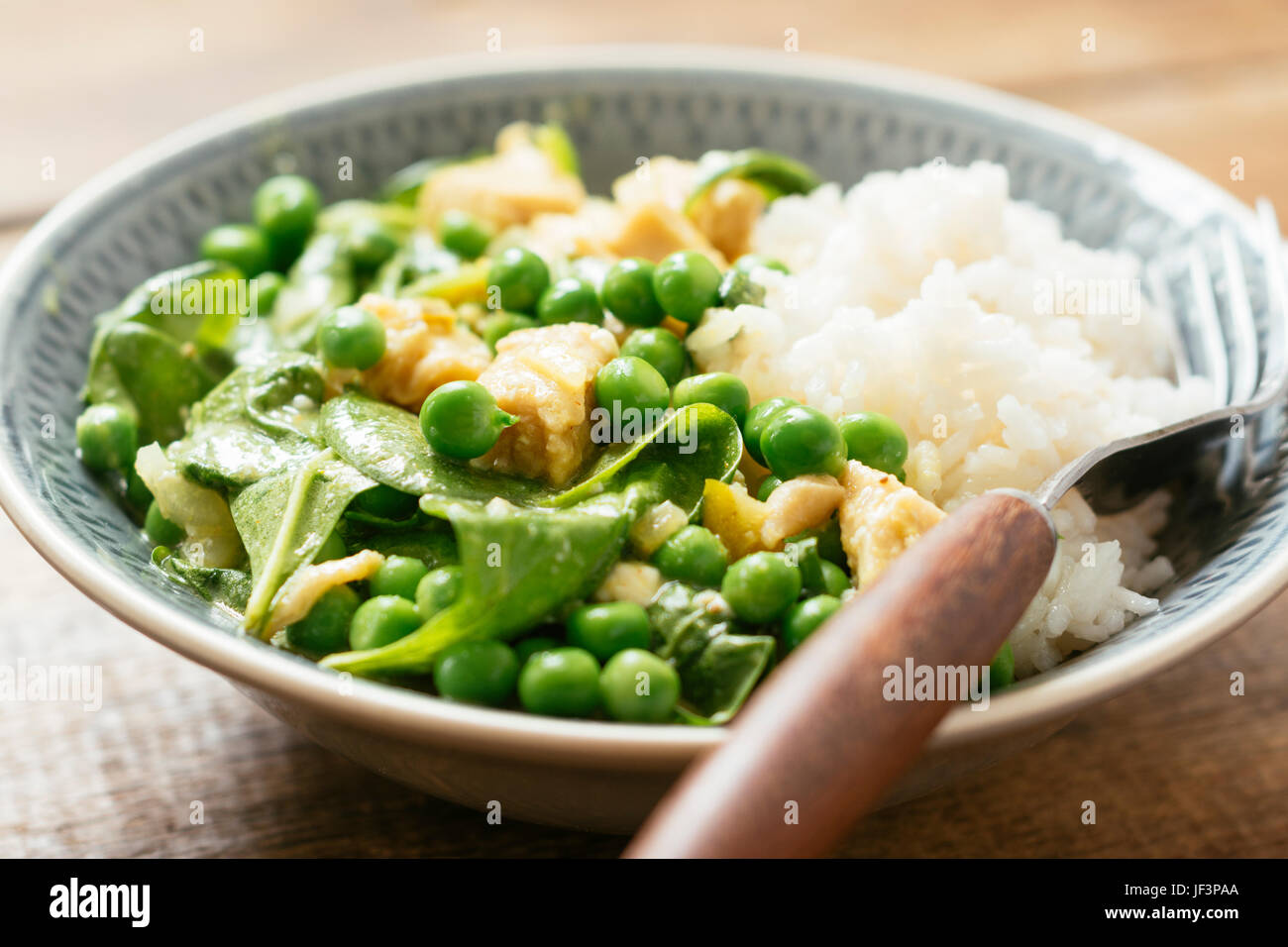 Thaï Vegan Curry vert avec la protéine de soya, épinards et petits pois frais Banque D'Images