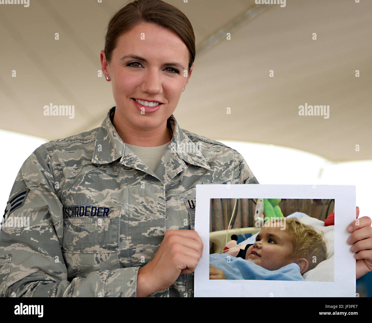 Les cadres supérieurs de l'US Air Force Airman Juliana Schroeder, contrôleur aérien affecté à la 379e Escadron de soutien des opérations expéditionnaires, est titulaire d'une photographie de son frère Joel à Al Udeid, Air Force Base, au Qatar, le 11 mai 2017. En 2007, Joel a été le récipiendaire de cellules de la moelle osseuse d'un donneur de moelle osseuse située en Allemagne et depuis ce moment, Schroeder a été un défenseur de, et un ardent défenseur des donneurs de moelle osseuse, l'inscription. Schroeder s'est porté volontaire et a travaillé à répandre la parole et d'encourager les donateurs. (U.S. Air Force photo de Tech. Le Sgt. Bradly Schneider/relâché) Banque D'Images