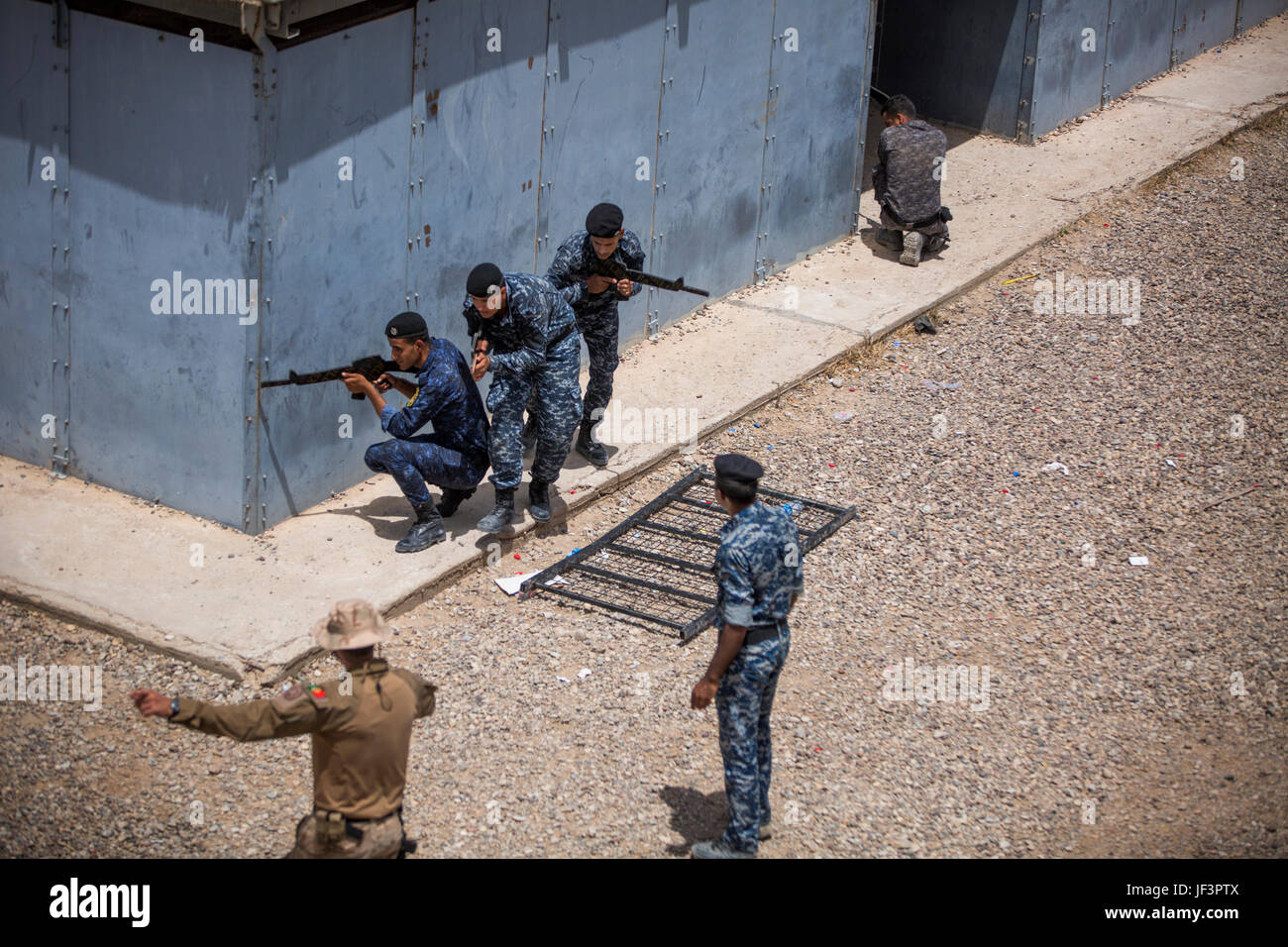 Un formateur de l'armée portugaise donne une commande pour membres des forces de sécurité irakiennes lors d'entraînement en zone urbaine à la gamme Besmaya complexe, l'Iraq, le 18 mai 2017. Cette formation fait partie de la Force opérationnelle interarmées combinée globale - Fonctionnement résoudre inhérent à renforcer les capacités des partenaires mission par la formation et de l'amélioration de la capacité des forces des combats en partenariat avec ISIS. Les GFIM-OIR est la Coalition mondiale pour vaincre ISIS en Iraq et en Syrie. (U.S. Photo de l'armée par le Cpl. Tracy/McKithern) Parution Banque D'Images