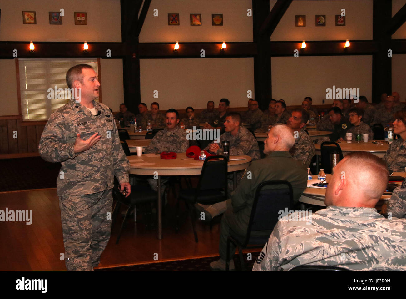 Le lieutenant-colonel Matthew R. Basler, senior instructeur professionnel et leadership advisor pour le métier des armes de l'Armée de l'air Centre d'excellence, valorisation du capital humain enseigne à New York Air National Guard les leaders de tous les trois ailes dans le Commonwealth, à la Keystone Conference Center, Fort Indiantown Gap, Tennessee, le 18 mai 2017. Ce cours se concentre sur l'auto-réflexion comme moyen de mieux comprendre comment nous pouvons devenir de meilleurs amis, parents, conjoints, collègues et dirigeants. Le rythme est responsable pour le chef d'état-major de l'Armée de l'air pour insuffler l'Air Force Valeurs fondamentales dans la p Banque D'Images