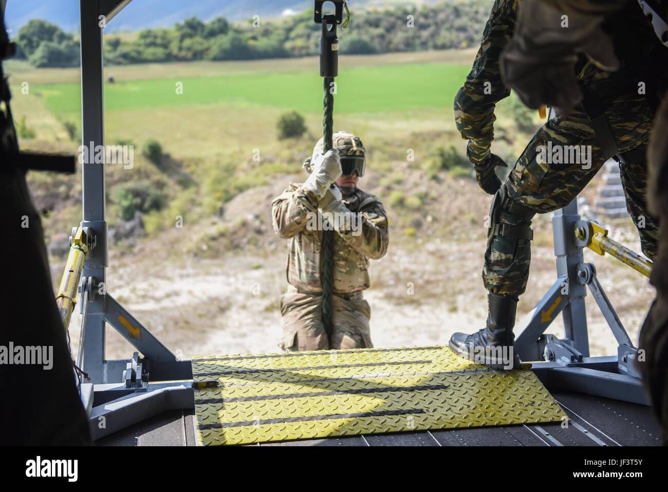 FORCES OF VALOR - Hélicoptère du 1er groupe d'hélicoptères - 103e