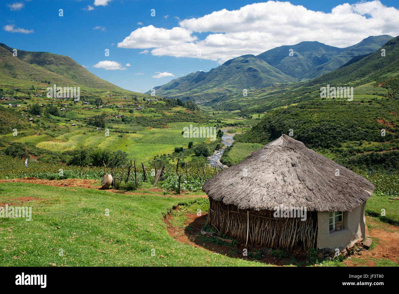La vallée de la rivière Hlotse paysage avec maison de chaume rondavel Leribe Lesotho Afrique du Sud District Banque D'Images