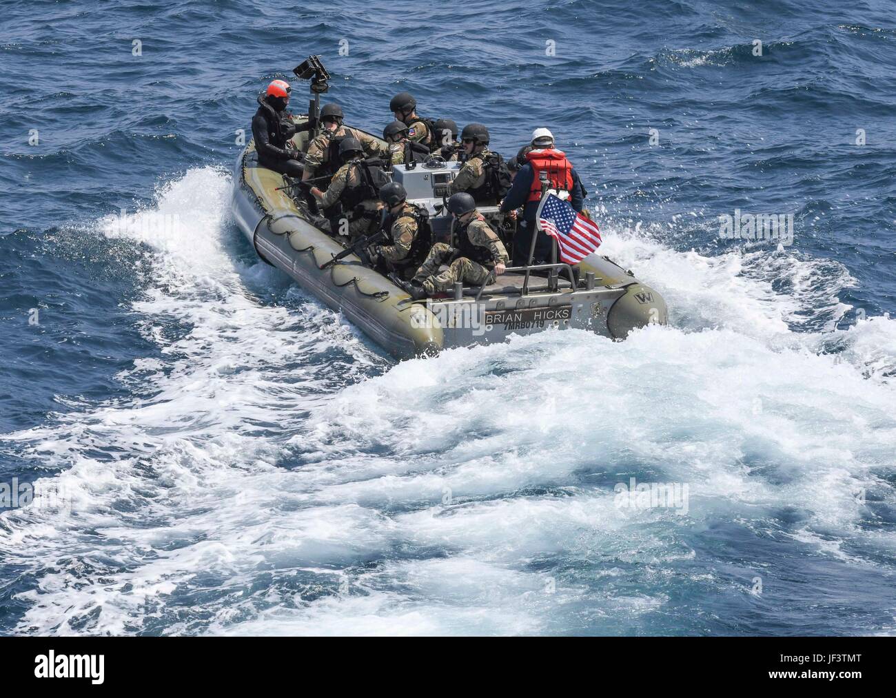 170522-N-RM689-438 PACIFIQUE OUEST (22 mai 2017) Les membres de la visite, un conseil, une perquisition et saisie (VBSS) de l'équipe de la classe Arleigh Burke destroyer lance-missiles USS Wayne E. Meyer (DDG 108) monter dans un canot pneumatique à coque rigide pendant un exercice de formation VBSS bilatéral entre les États-Unis et la République de Corée. La Marine américaine a patrouillé les Indo-Asia-Pacifique couramment pour plus de 70 ans la promotion de la paix et la sécurité régionales. (U.S. Photo par marine Spécialiste de la communication de masse 3 Classe Kelsey L. Adams/libérés) Banque D'Images