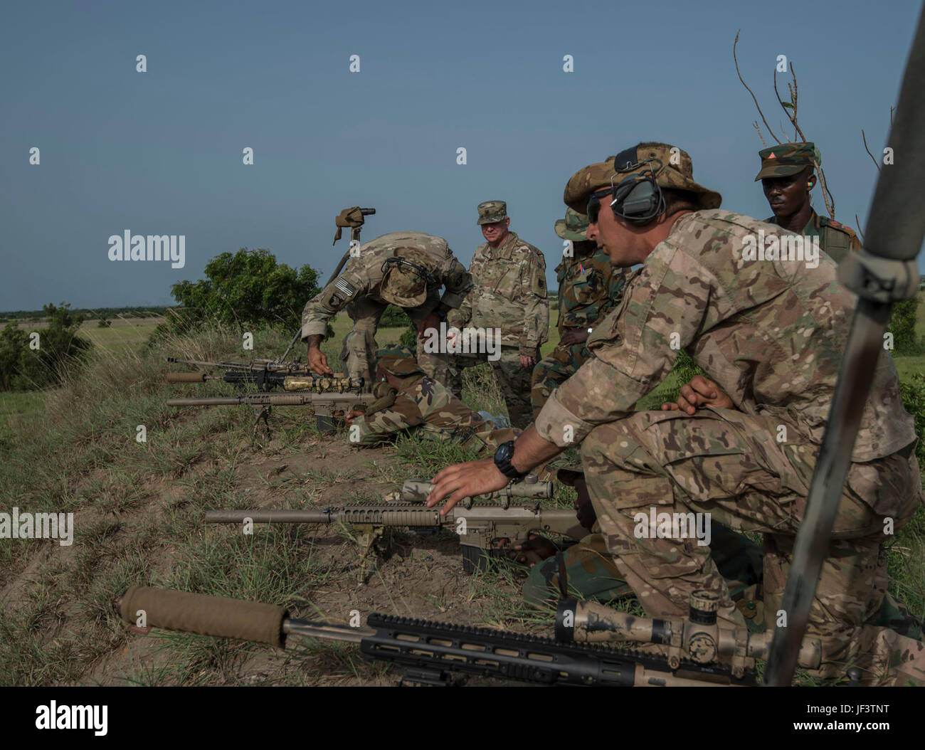 Les Forces armées du Ghana et des soldats de l'armée américaine de base pratique adresse au tir de sniper à l'exercice de formation sur le terrain au cours de l'Accord de 2017 à l'Bundase Centre de formation à Accra, Ghana, le 23 mai 2017. United Accord (anciennement de l'Accord de l'Ouest) 2017 est un annuel, combinés, exercice militaire conjoint qui favorise les relations régionales, accroît la capacité des trains et de l'Ouest américain, des forces africaines, et d'autres de la formation et de l'interopérabilité. (U.S. Photo de l'armée par le sergent. Pulivarti Shejal) Banque D'Images