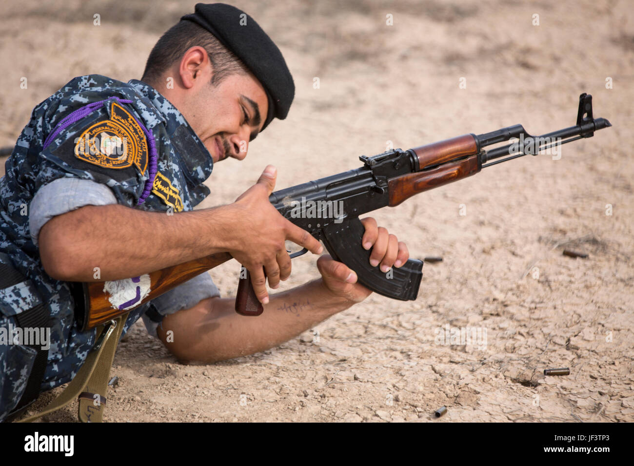 Un membre des forces de sécurité irakiennes charge un AK-47 au cours de formation au tir à courte portée dirigé par Guardia Civil espagnole à l'éventail Besmaya complexe, l'Iraq, le 23 mai 2017. Cette formation fait partie de la Force opérationnelle interarmées combinée globale - Fonctionnement résoudre inhérent à renforcer les capacités des partenaires mission par la formation et de l'amélioration de la capacité des forces des combats en partenariat avec ISIS. Les GFIM-OIR est la Coalition mondiale pour vaincre ISIS en Iraq et en Syrie. (U.S. Photo de l'armée par le Cpl. Tracy McKithern) Banque D'Images