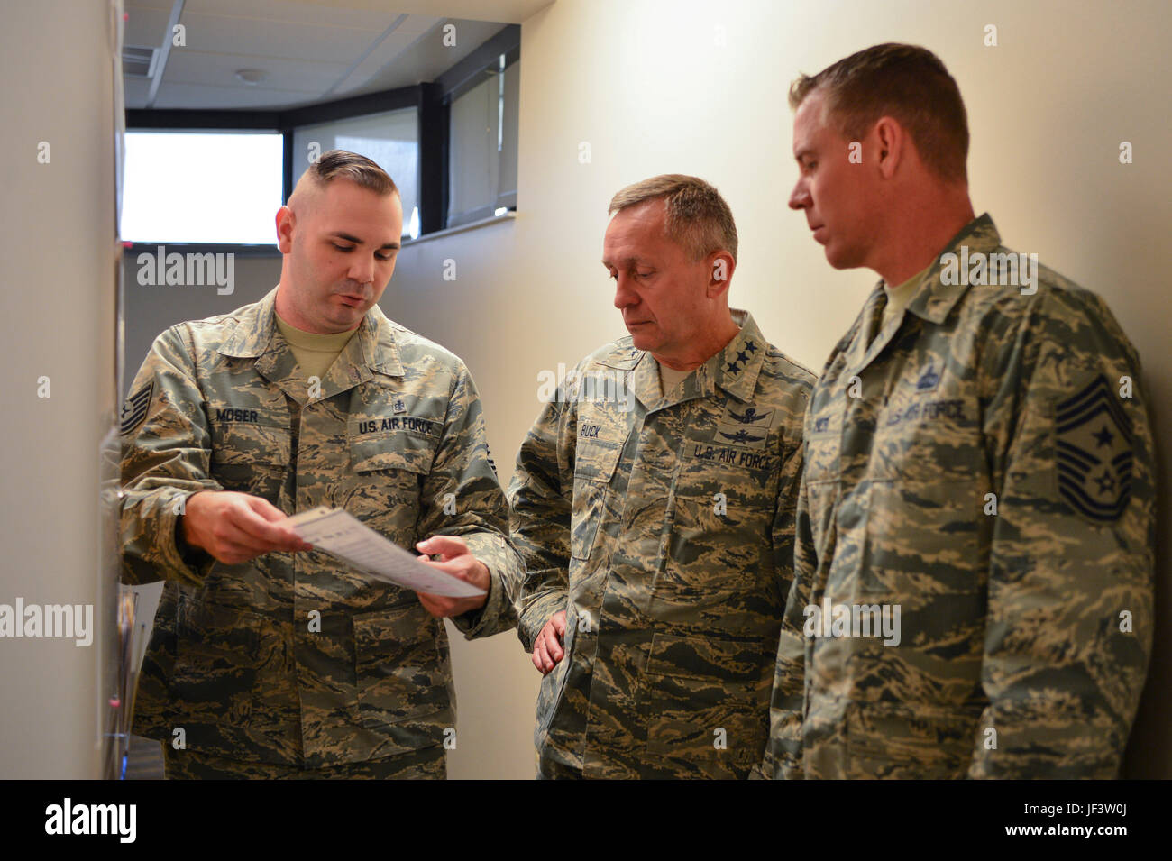 Tech. Le Sgt. William Moser, 460e Escadron d'opérations médicales technicien dentaire, informe le lieutenant général David J. Buck, Commandant, 14e Air Force (Forces aériennes stratégiques), l'Air Force Space Command, et Commandant, Commandement de la composante fonctionnelle pour l'espace, le Commandement stratégique américain, et le sergent-chef en chef Craig A. Neri, chef Commande Master Sergent, 14e armée de l'air, AFSTRAT ; et Commandement hauts enrôlés Leader, JFCC l'espace, le processus actuel de la clinique dentaire Buckley est l'amélioration de minimiser la nomination de non-présentation. Buck et Neri les deux ont passé la journée à marcher dans les unités, l'apprentissage de l'plusieurs improveme Banque D'Images