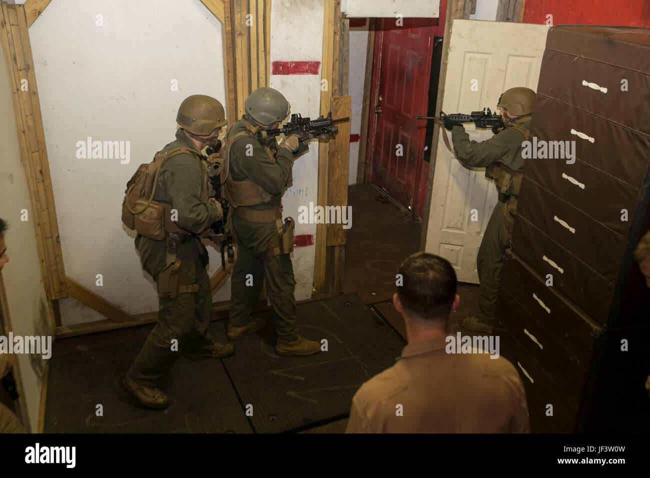 Close Quarters Battle chargés le s.. Jospeh Pistone et le Cpl. David Poirier, formation Co., Marine Corps régiment des forces de sécurité, de surveiller leurs élèves à travers des exercices de compensation de chambre au cours de l'évolution de la sécurité avancée au cours de la bataille, à bord de la base navale américaine de nord-ouest de l'annexe, Chesapeake, en Virginie, le 23 mai. Compensation avancée était enseigné aux Marines américains sur trois jours avec une quatrième journée pour les évaluer au cours d'une application pratique de l'exercice. (Official U.S. Marine Corps photo par le Cpl. Logan Snyder) Banque D'Images