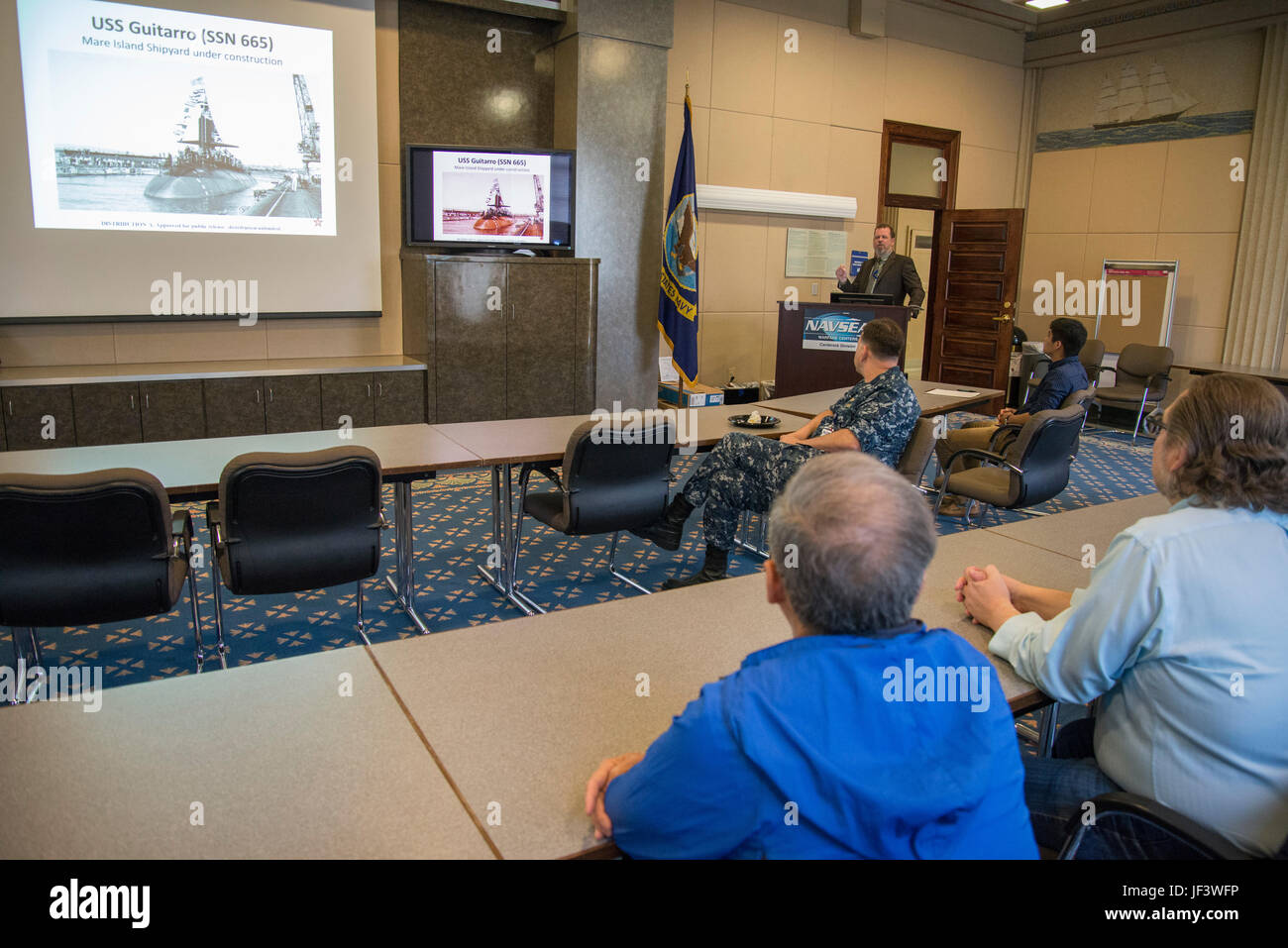 James Harrison, navire de guerre expéditionnaire directeur de division à Naval Sea Systems Command, parle à Naval Surface Warfare Center, Carderock Direction employés sur les accidents mortels en bateau port tout au long de l'histoire navale le 24 mai 2017. Cette présentation, "nous devrions être en sécurité ici à Port,' a été Harrison quatrième causerie donnée historique à Carderock employés à l'Ouest, Bethesda, Md, campus au sujet des leçons pertinentes pour le travail de la division, avec plus à venir. (U.S. Photo par Marine Q. Dustin Diaz/libérés) Banque D'Images