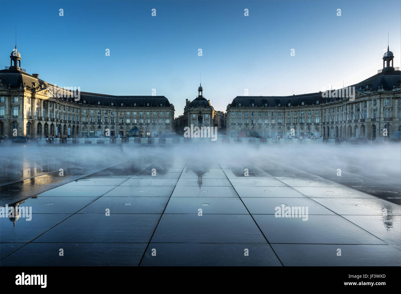 Place de la Bourse et miroir d'eau à Bordeaux Banque D'Images