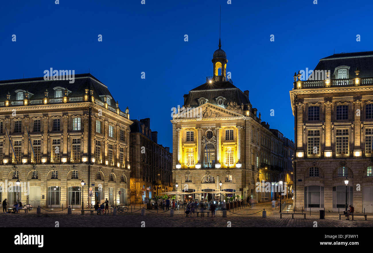 Place de la Bourse et miroir d'eau à Bordeaux Banque D'Images