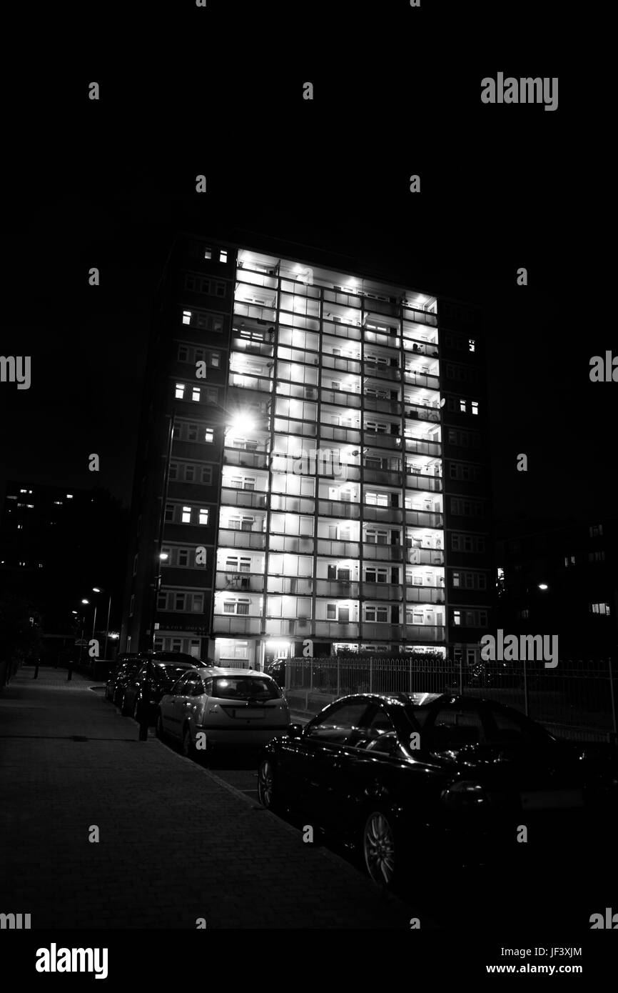 Bloc d'appartements lumineux de nuit Banque D'Images