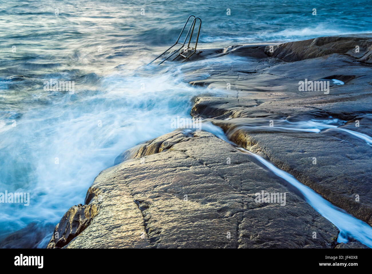 Des vagues sur la côte rocheuse Banque D'Images