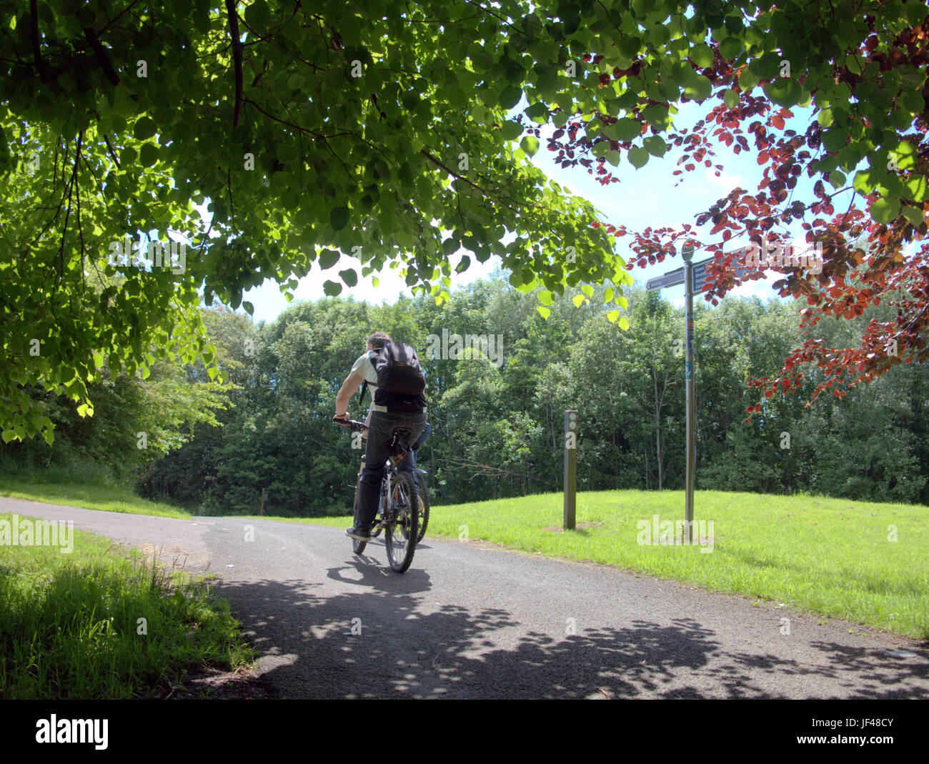 De suite et canal de Clyde Glasgow Ecosse cycliste sur vélo sur le chemin de halage à vélo Ecosse Banque D'Images