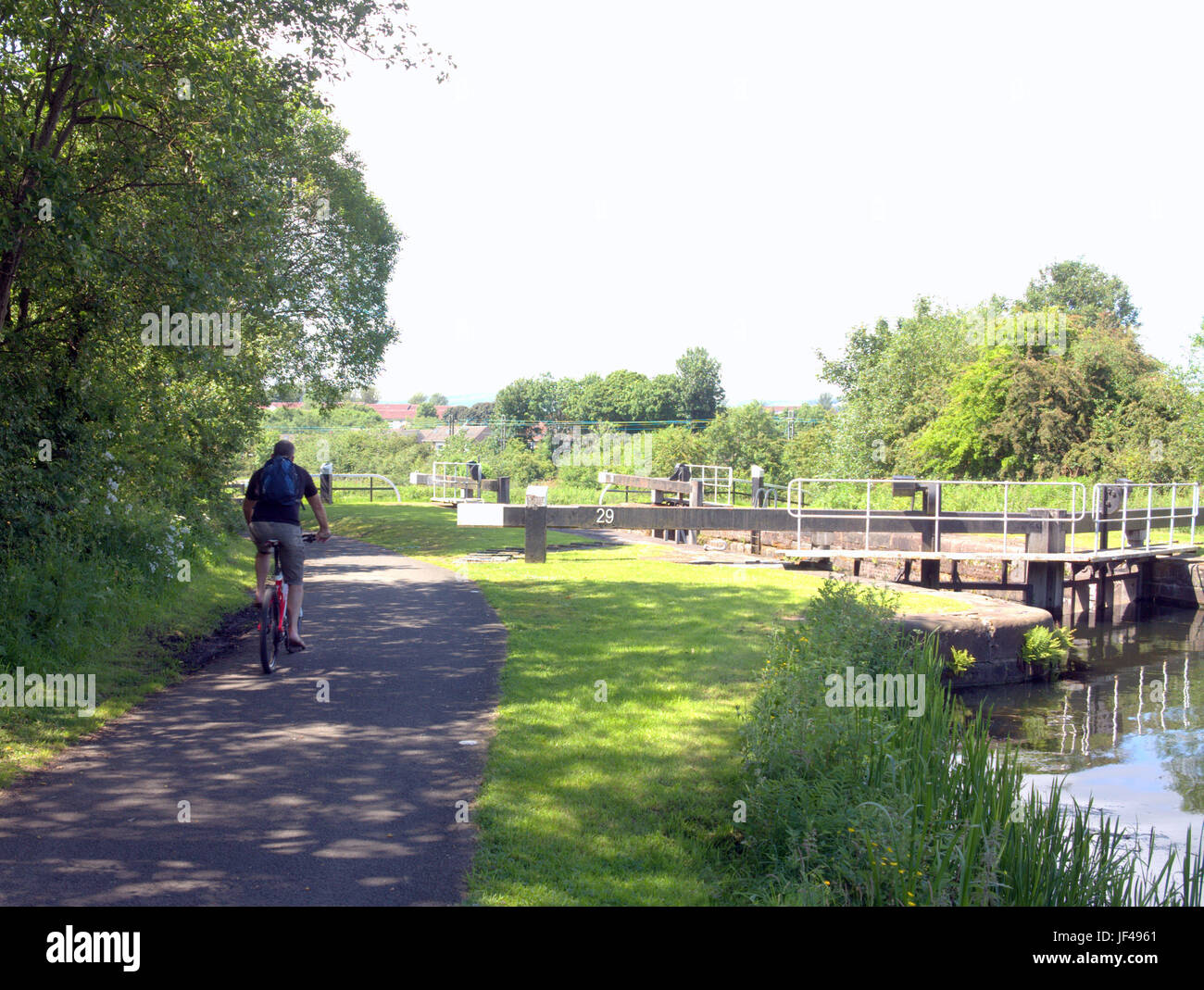 Forth et Clyde canal près de Rotherwood Avenue Glasgow Scotland cycliste sur la piste de remorquage en Ecosse Banque D'Images