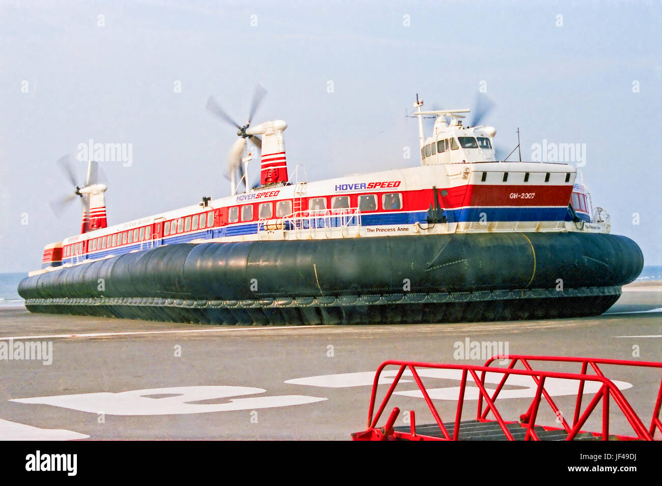 Dover Hoverport 1985 : Le SR.N4 (4) Nautique Saunders-Roe Princess Anne aéroglisseur arrive sur la plage de Douvres et se prépare à fermer ses quatre moteurs Banque D'Images